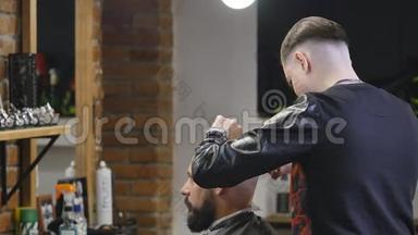 理发师理发店。 男式理发师；理发师。 理发师剪客户端机器理发。